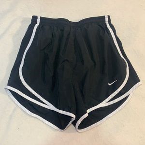 NIKE black and white loose running shorts